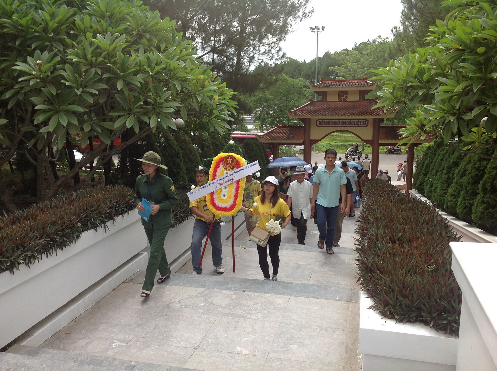 Dâng hương tại khu tưởng niệm các anh hùng Liệt sỹ ngã ba Đồng Lộc (Hà Tĩnh)